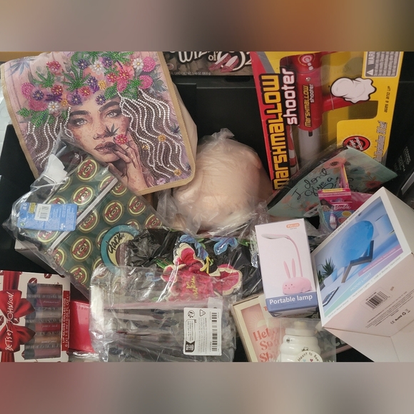 Winner is being select NOW!! Mystery Box + entry KATE SPADE Navy Blue & Cream - Picture 13 of 17